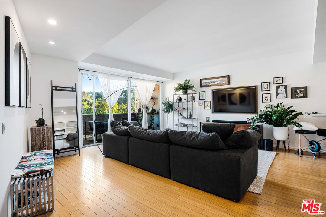 7250 Franklin Ave Unit: 903