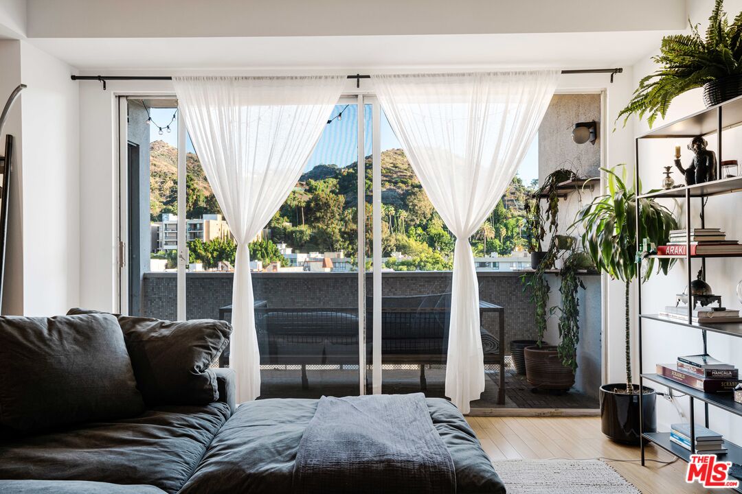 7250 Franklin Ave Unit: 903