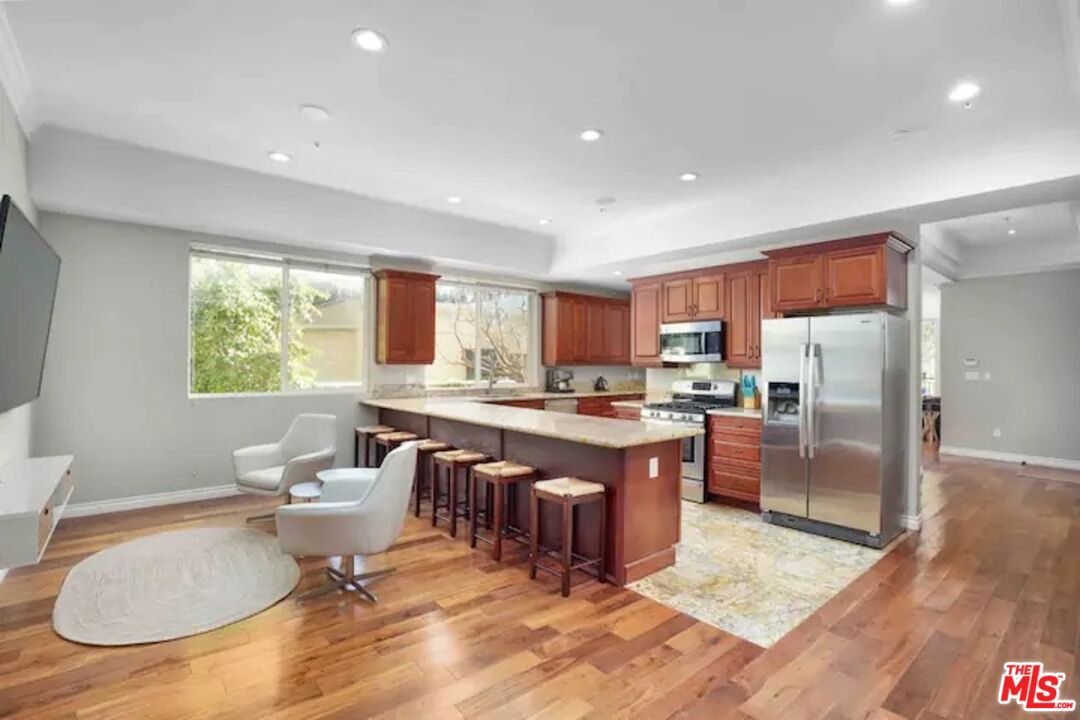 632 N Kings Rd Unit: 102