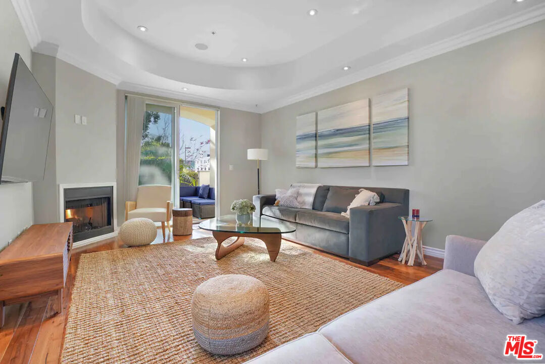 632 N Kings Rd Unit: 102