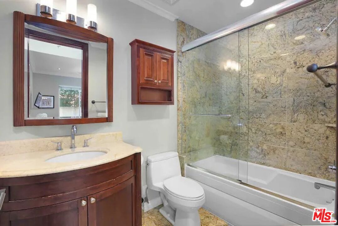 632 N Kings Rd Unit: 102
