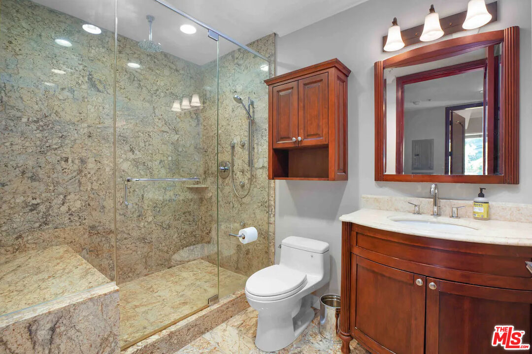 632 N Kings Rd Unit: 102