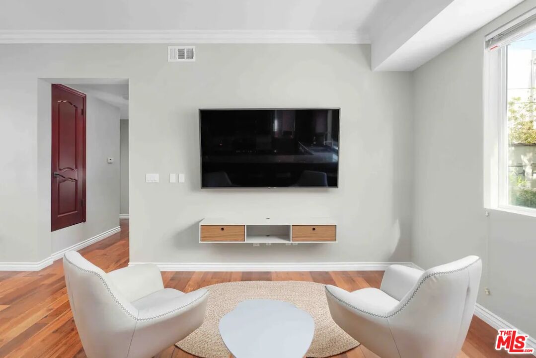 632 N Kings Rd Unit: 102