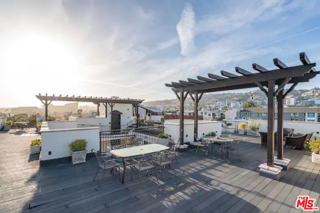 632 N Kings Rd Unit: 102