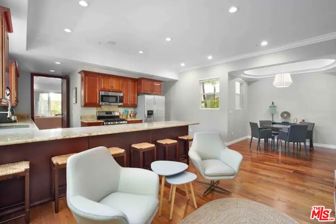 632 N Kings Rd Unit: 102