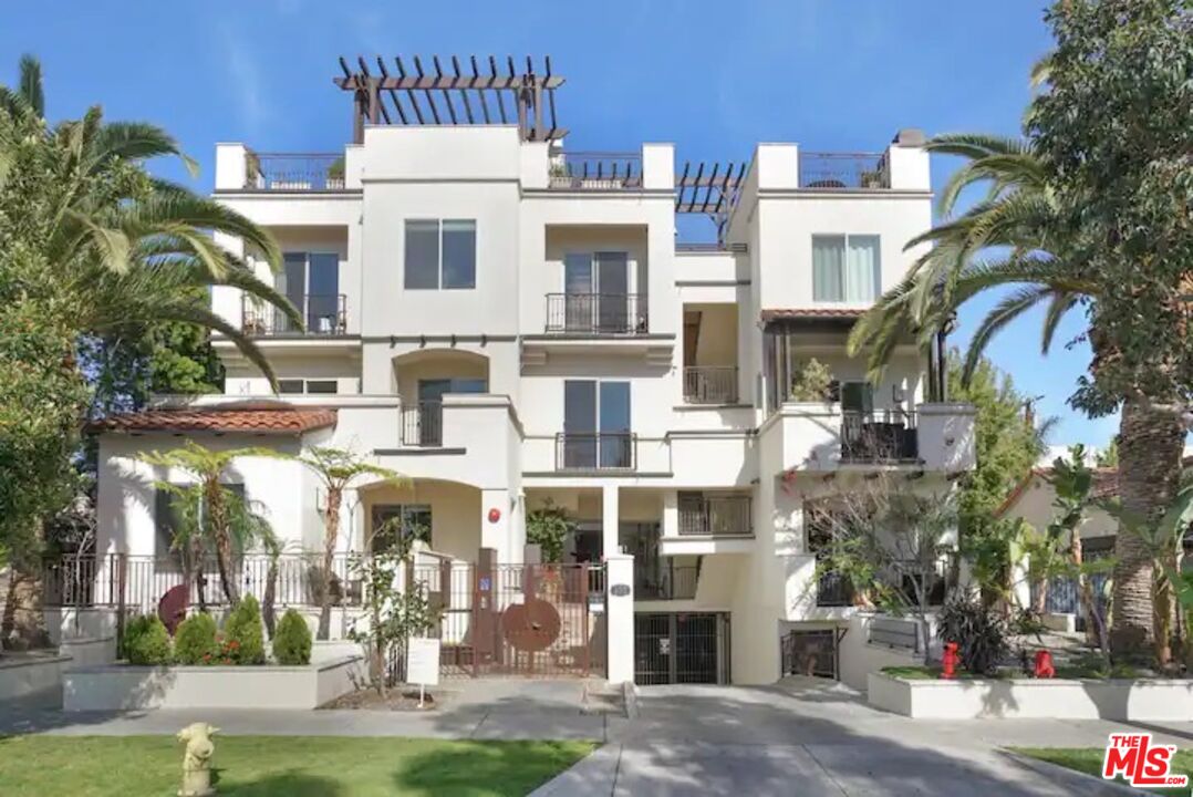 632 N Kings Rd Unit: 102