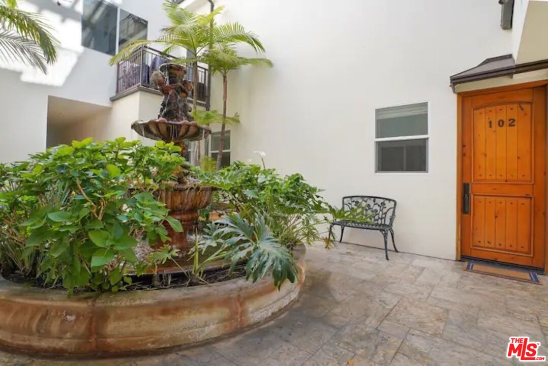 632 N Kings Rd Unit: 102