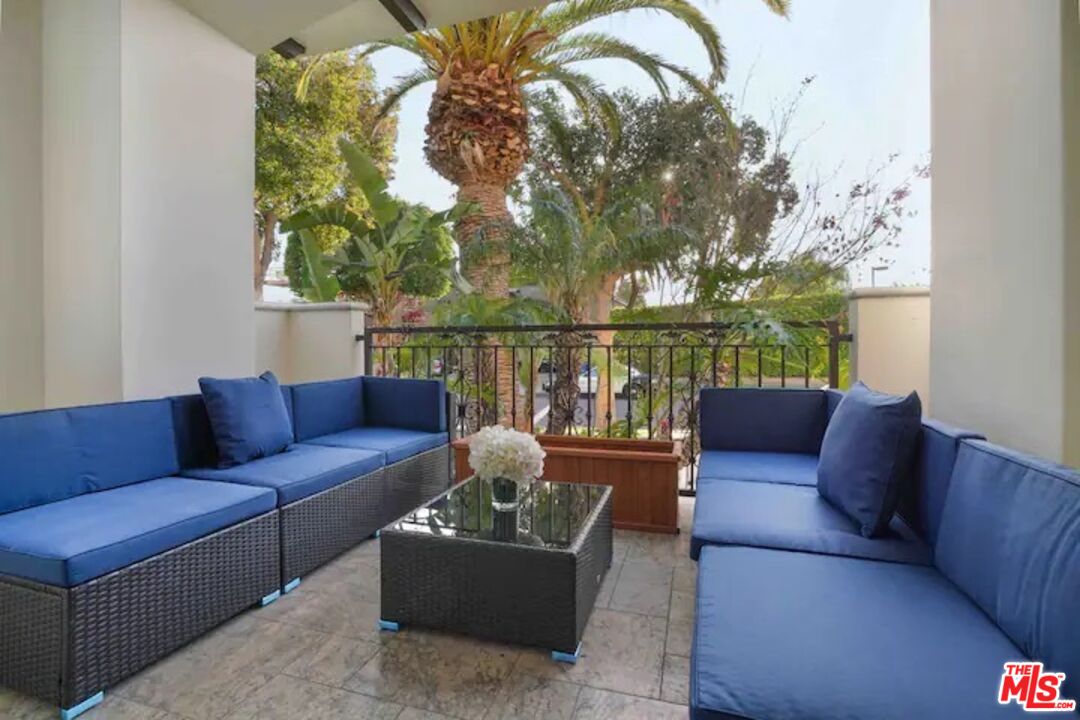 632 N Kings Rd Unit: 102