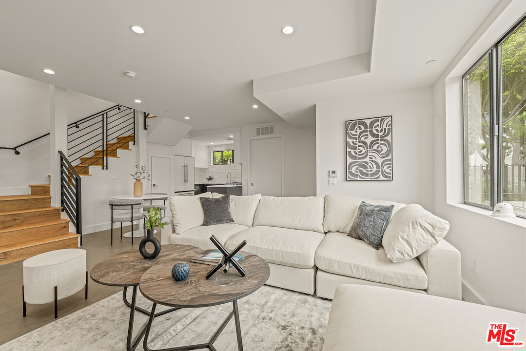 1221 N Detroit St Unit: 5