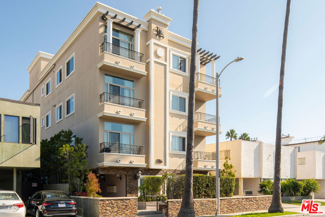 1316 Amherst Ave Unit: 402