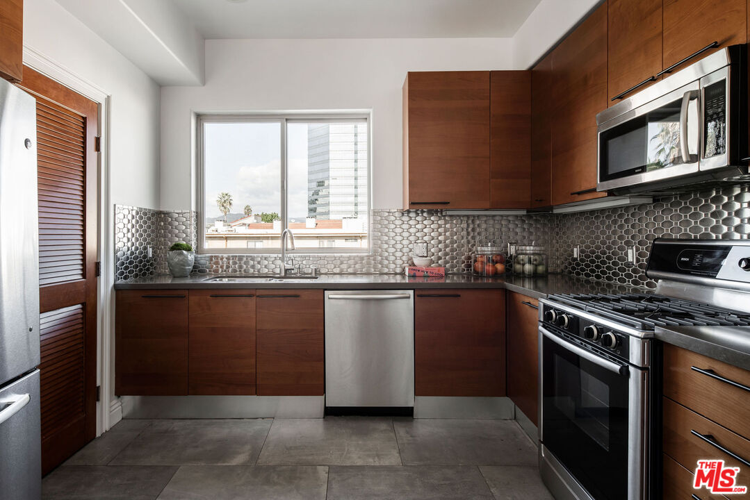 1316 Amherst Ave Unit: 402