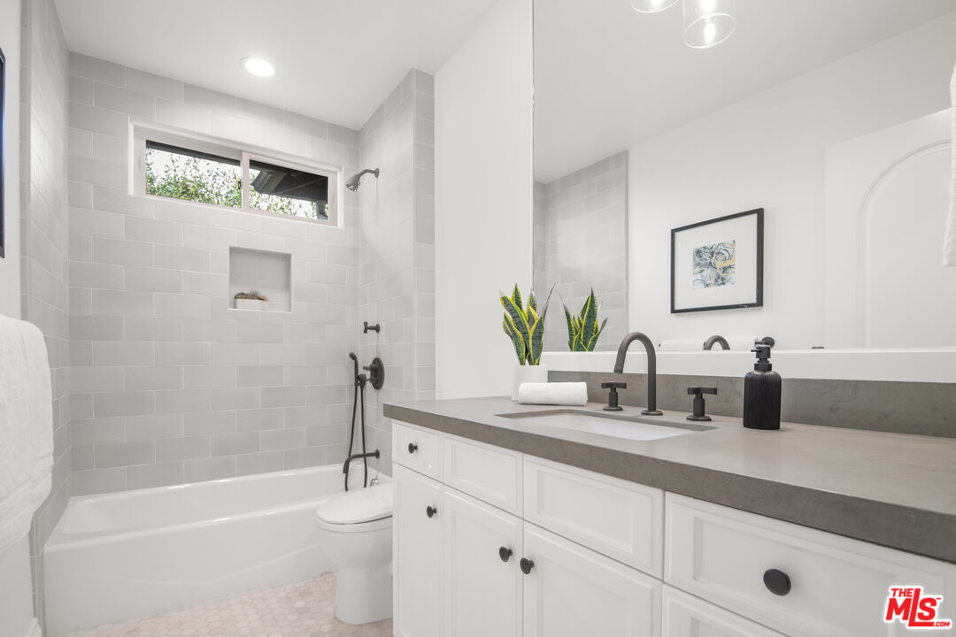 629 S Gretna Green Way