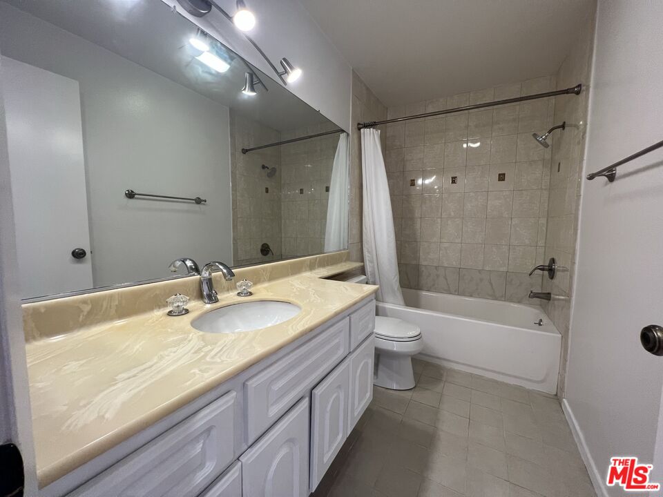 5100 Via Dolce Unit: 114