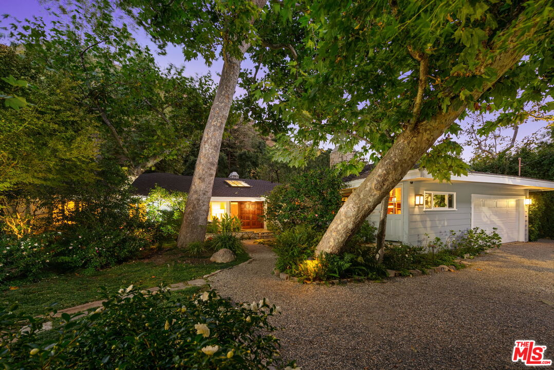 2610 Mandeville Canyon Rd