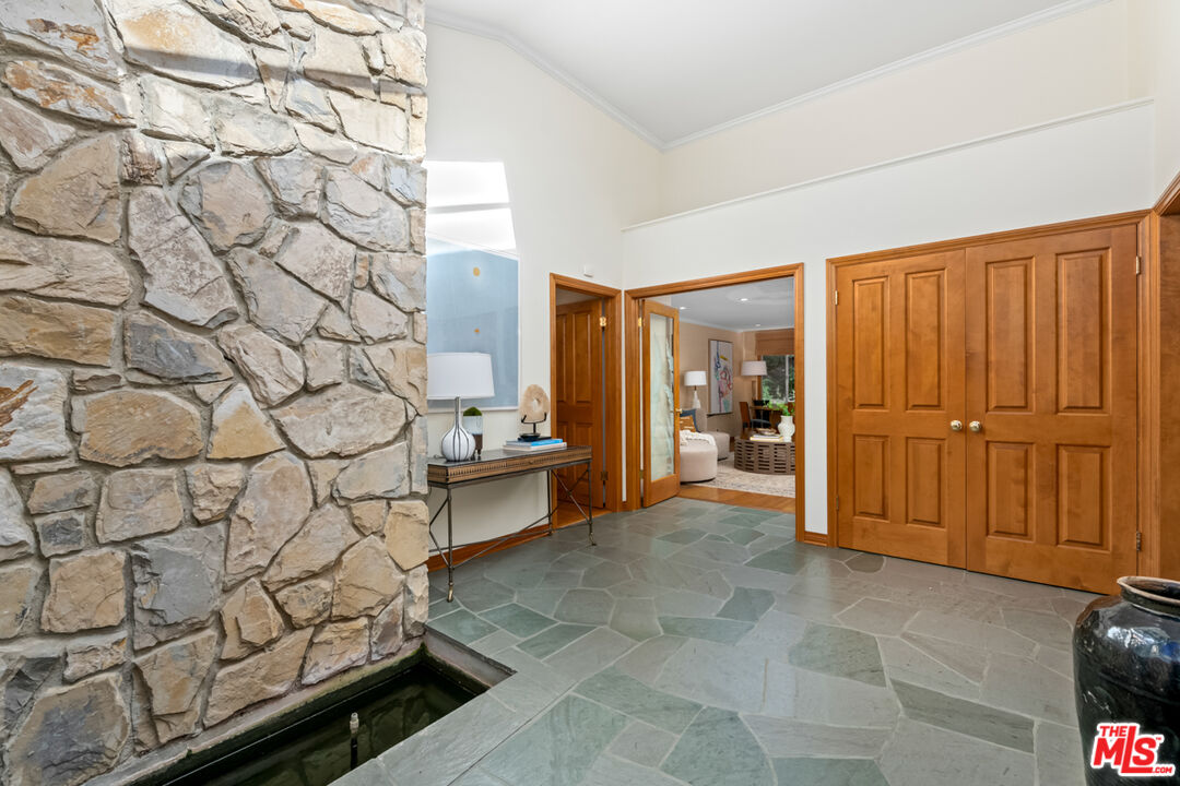 2610 Mandeville Canyon Rd