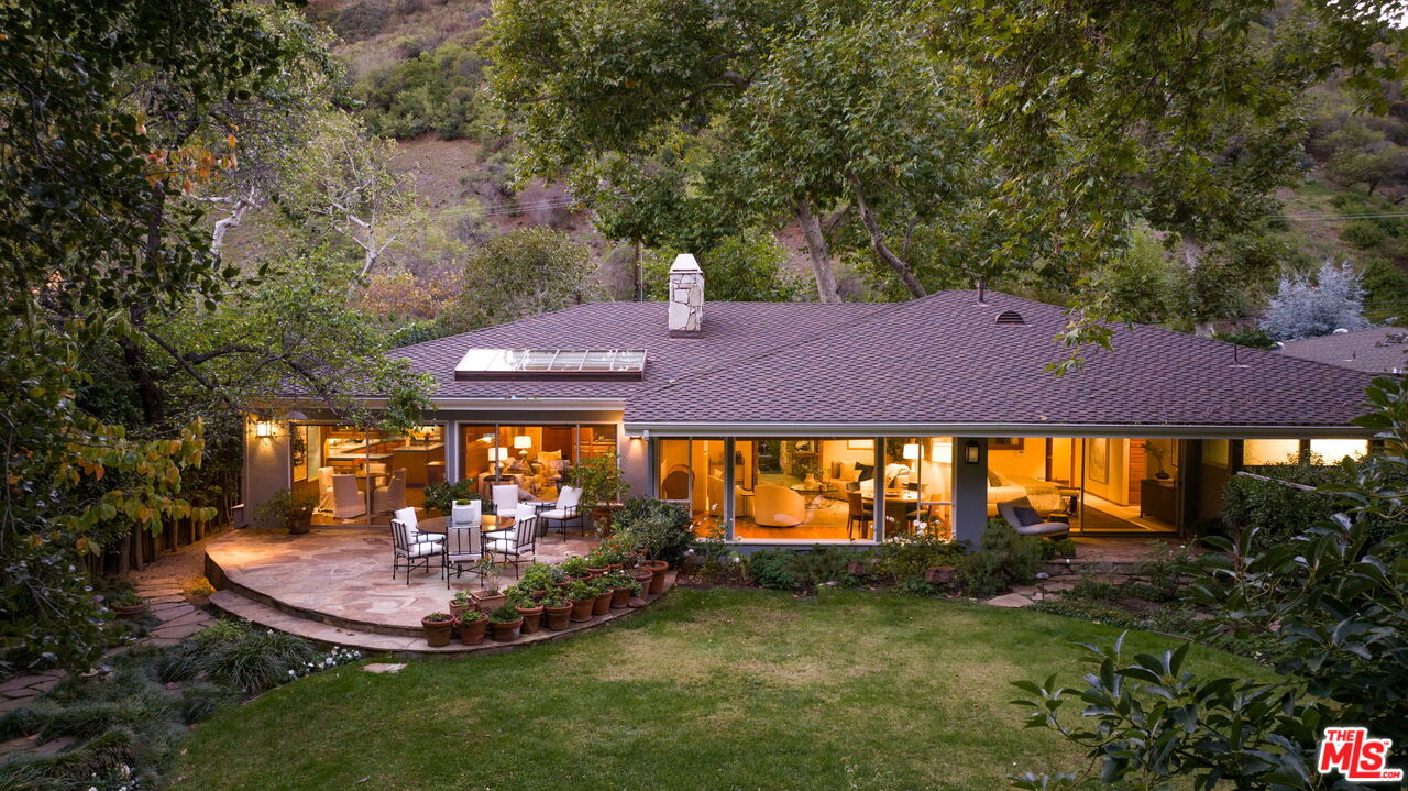 2610 Mandeville Canyon Rd