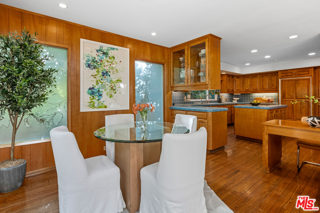 2610 Mandeville Canyon Rd