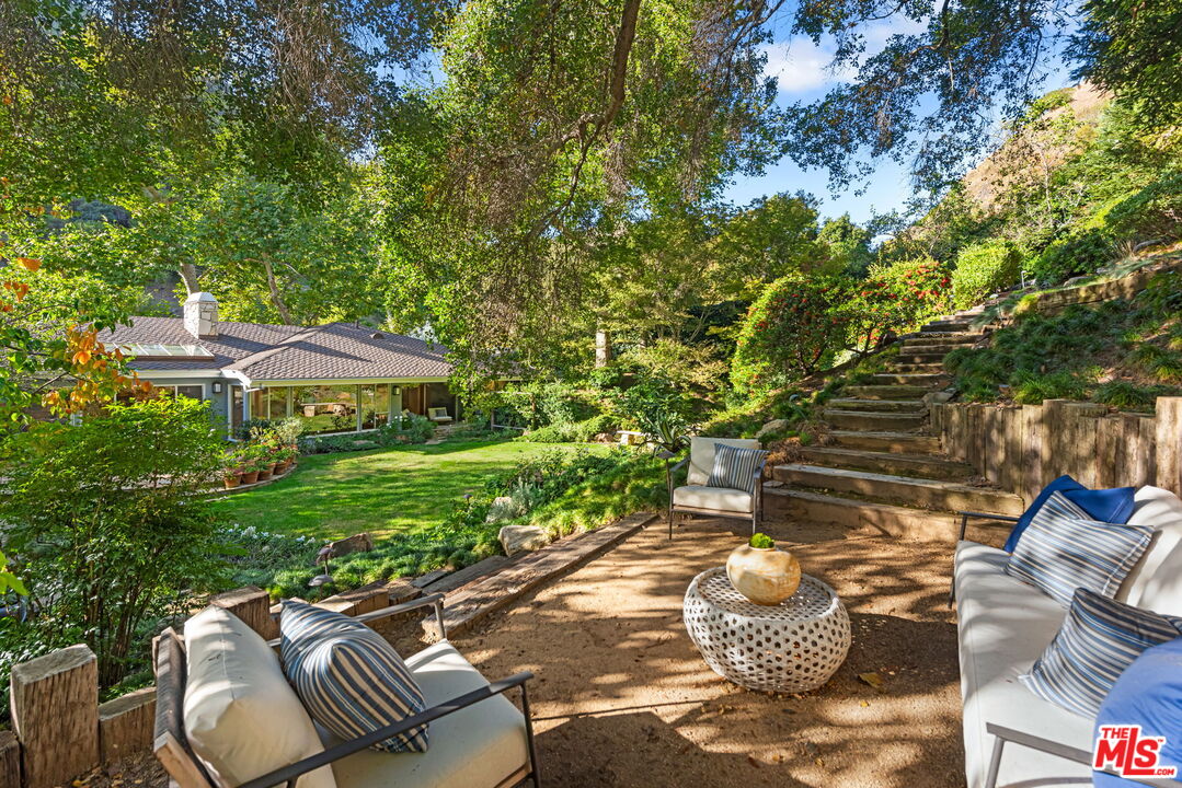 2610 Mandeville Canyon Rd