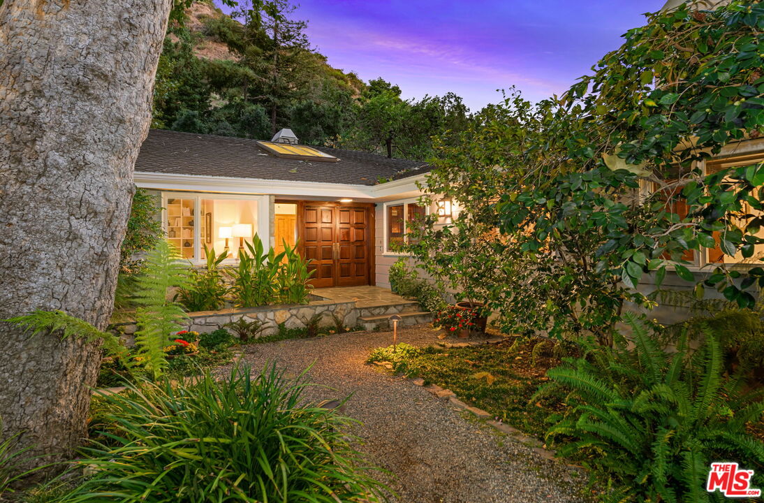 2610 Mandeville Canyon Rd