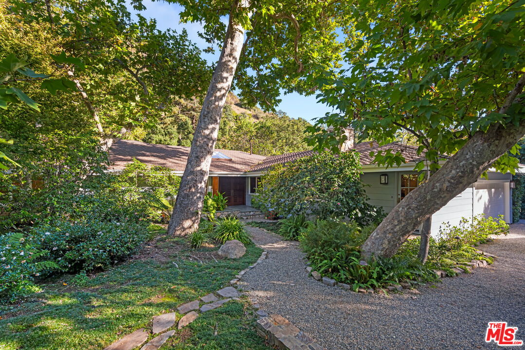 2610 Mandeville Canyon Rd