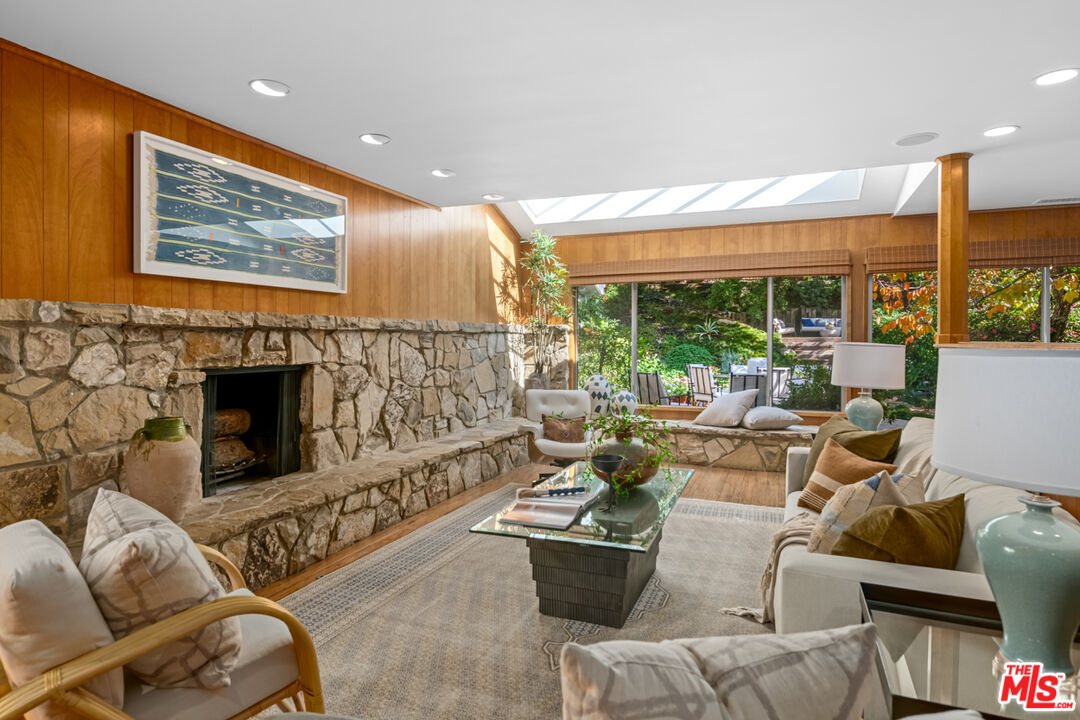 2610 Mandeville Canyon Rd