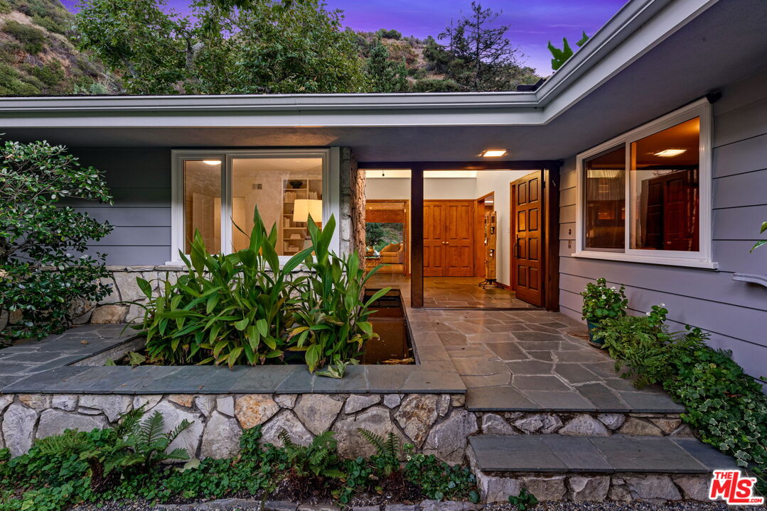 2610 Mandeville Canyon Rd