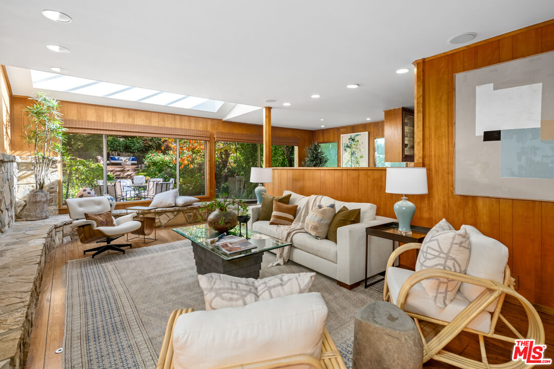 2610 Mandeville Canyon Rd