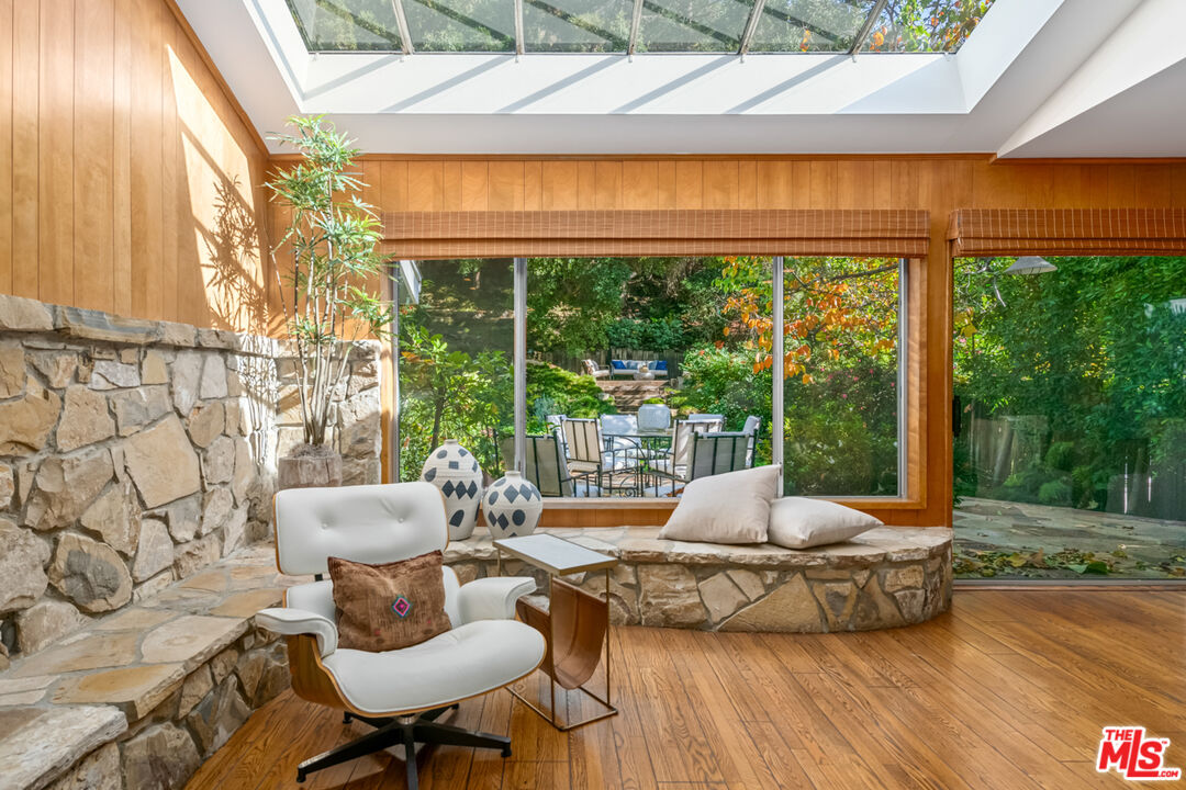 2610 Mandeville Canyon Rd