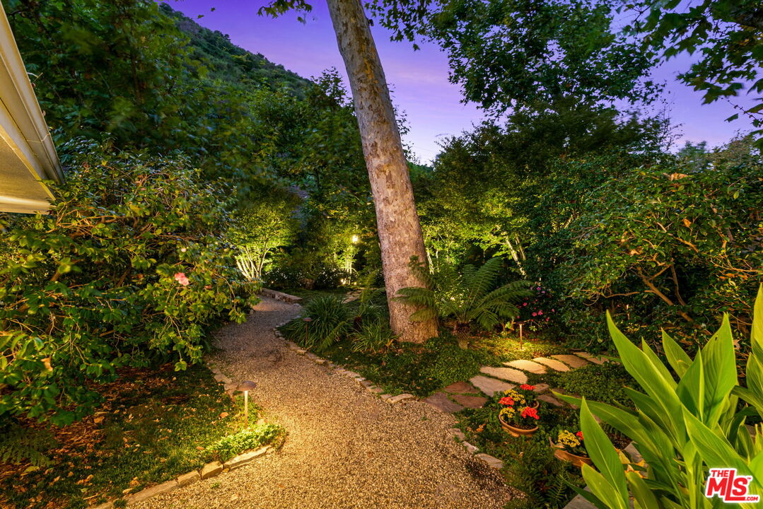 2610 Mandeville Canyon Rd