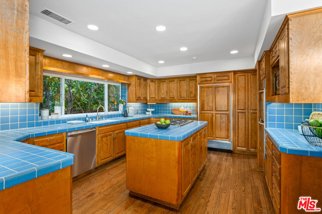 2610 Mandeville Canyon Rd