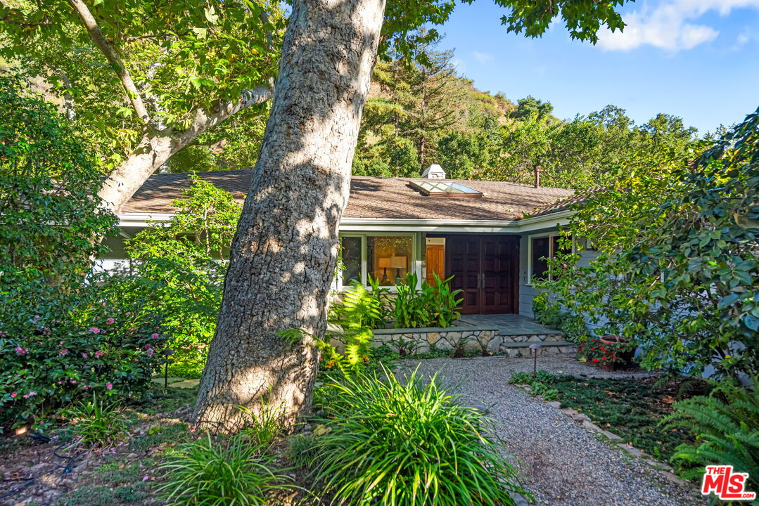 2610 Mandeville Canyon Rd