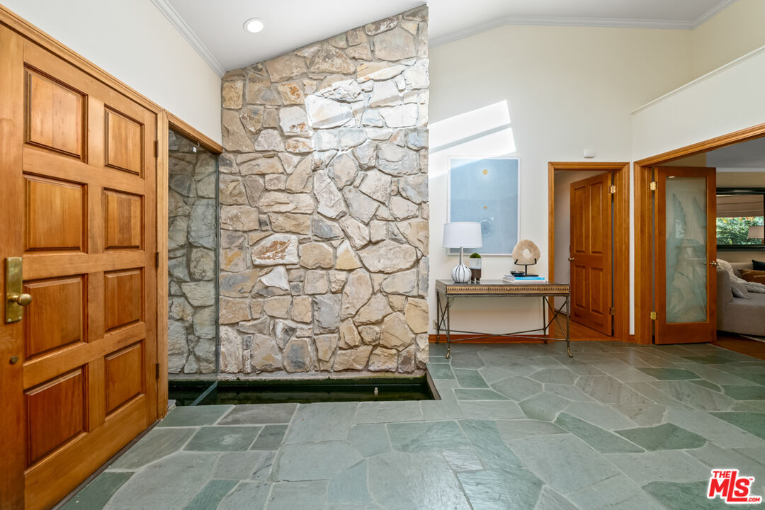 2610 Mandeville Canyon Rd