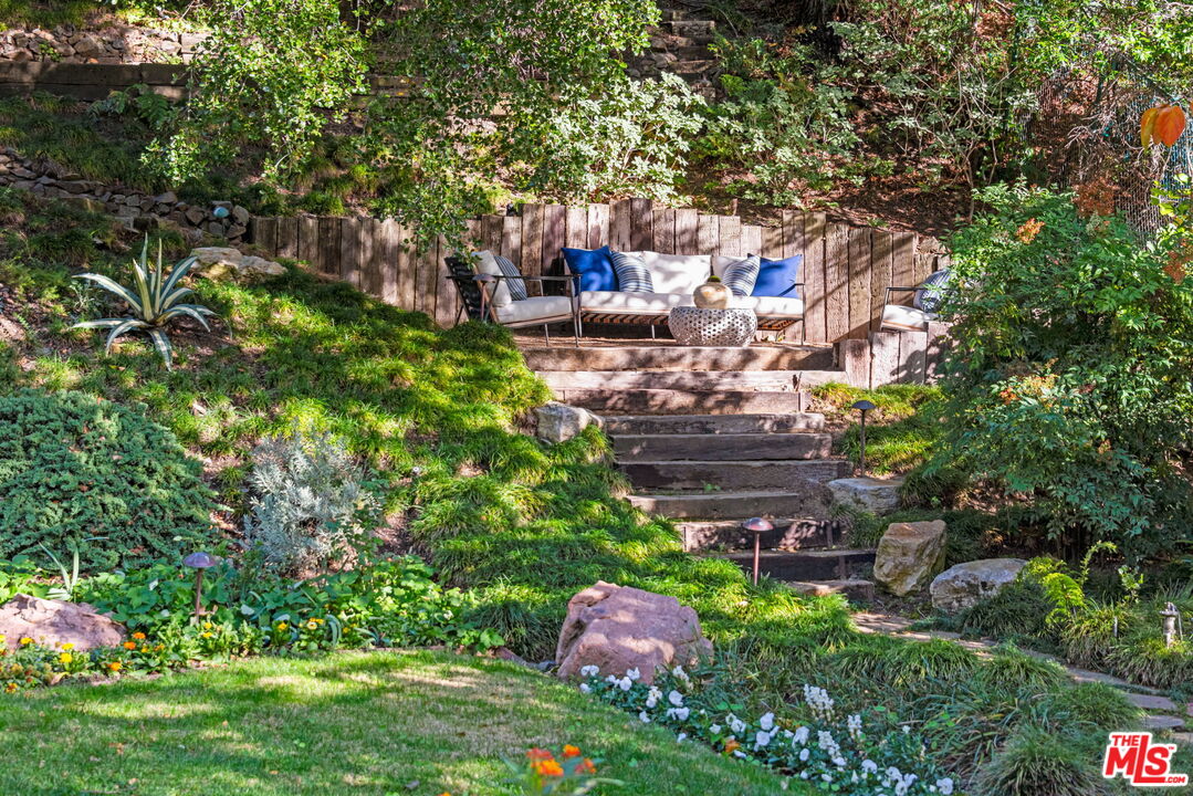 2610 Mandeville Canyon Rd