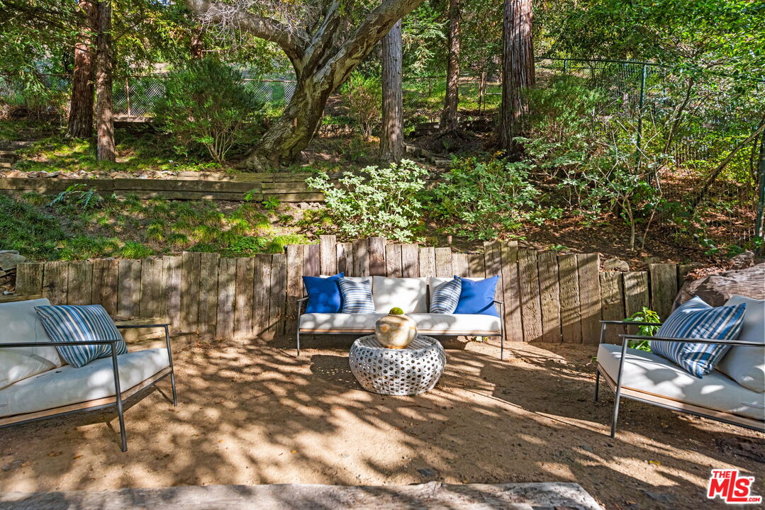 2610 Mandeville Canyon Rd