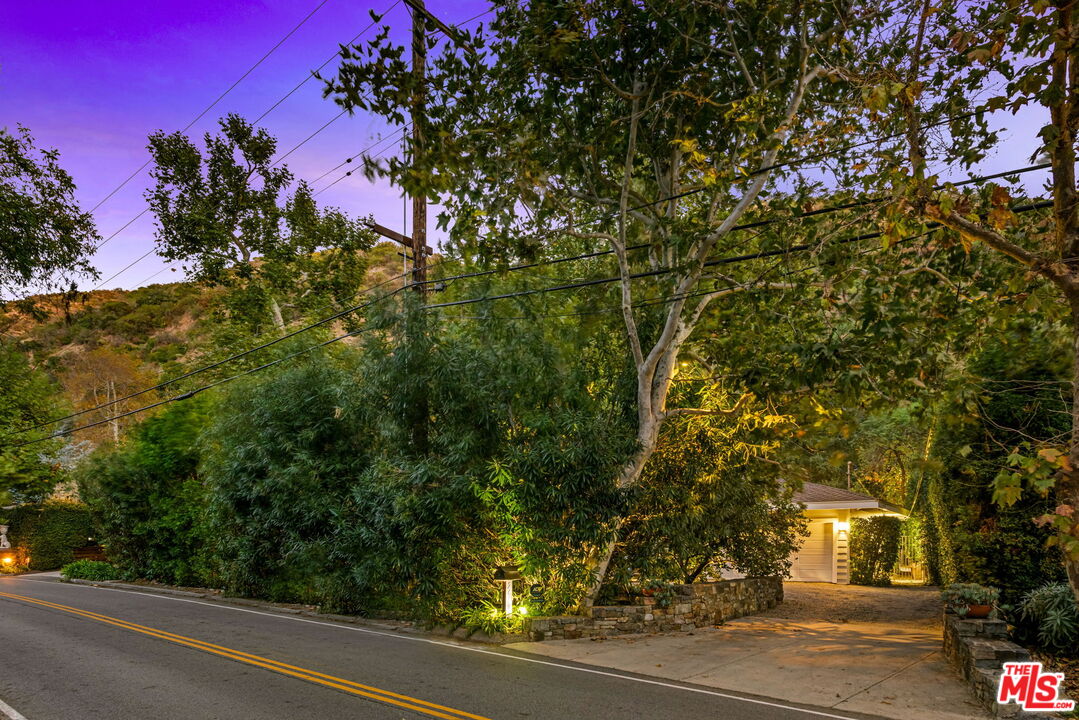 2610 Mandeville Canyon Rd