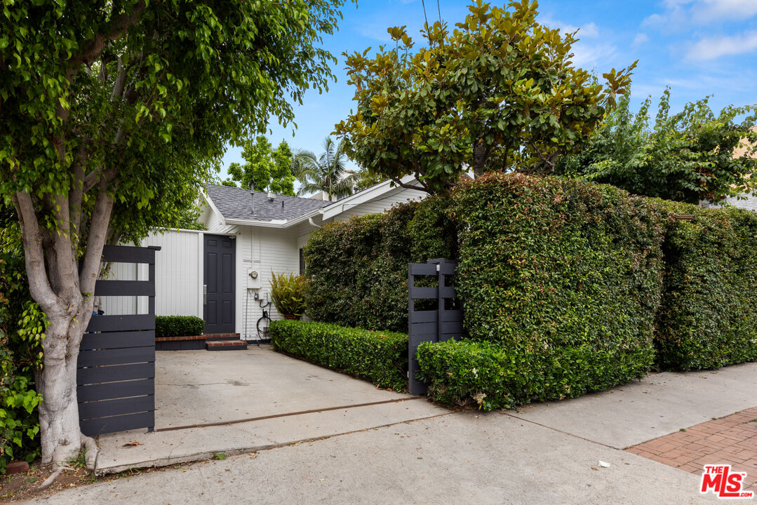907 Larrabee St