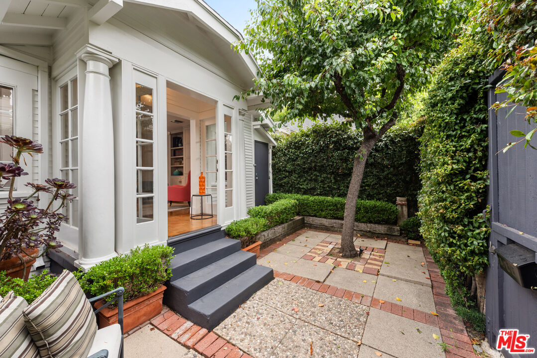 907 Larrabee St