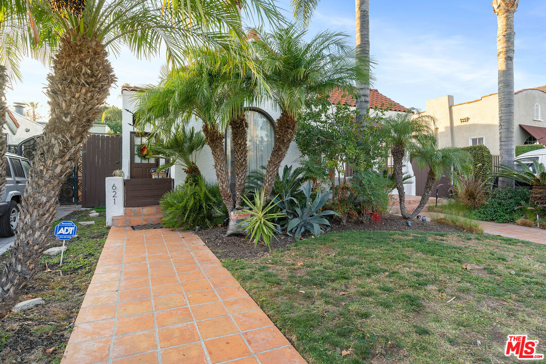 621 N Poinsettia Pl