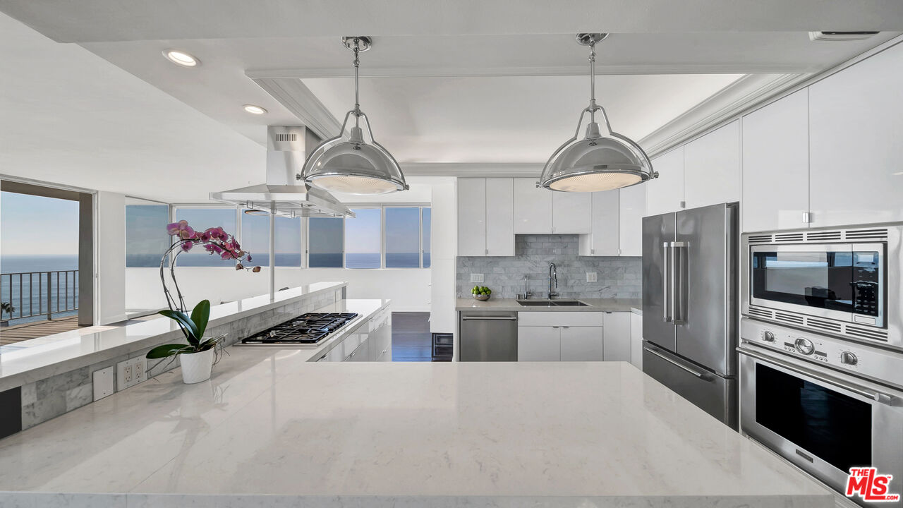 17350 W Sunset Blvd Unit: 605