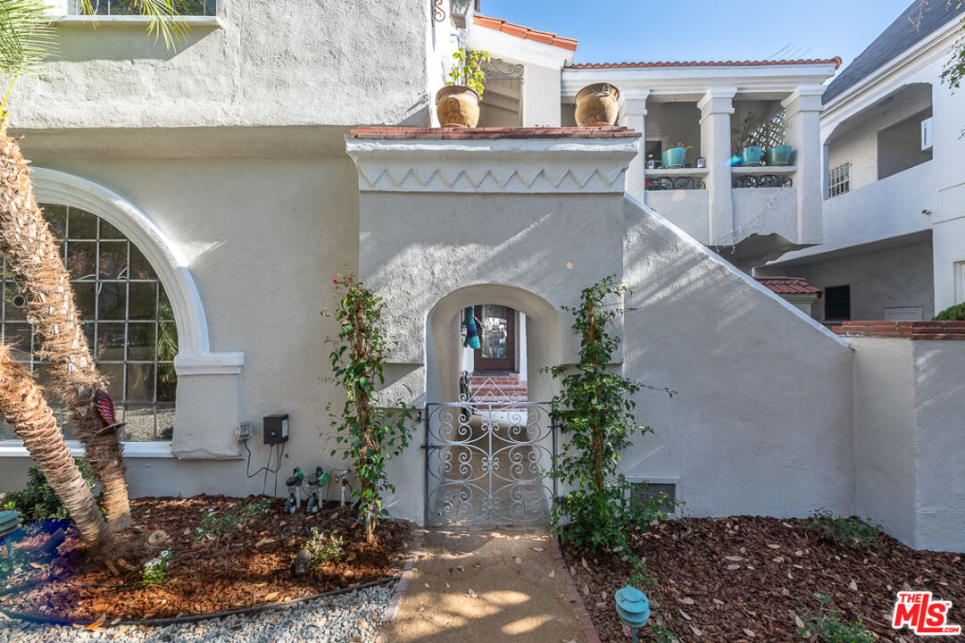 340 S Reeves Dr