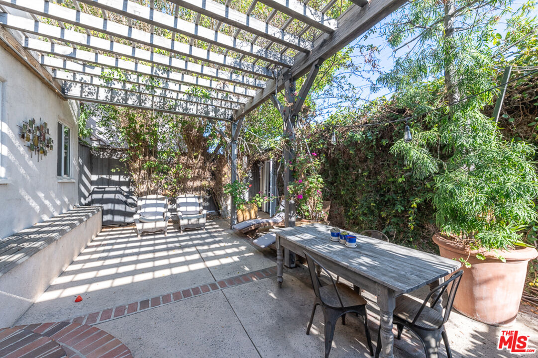 340 S Reeves Dr