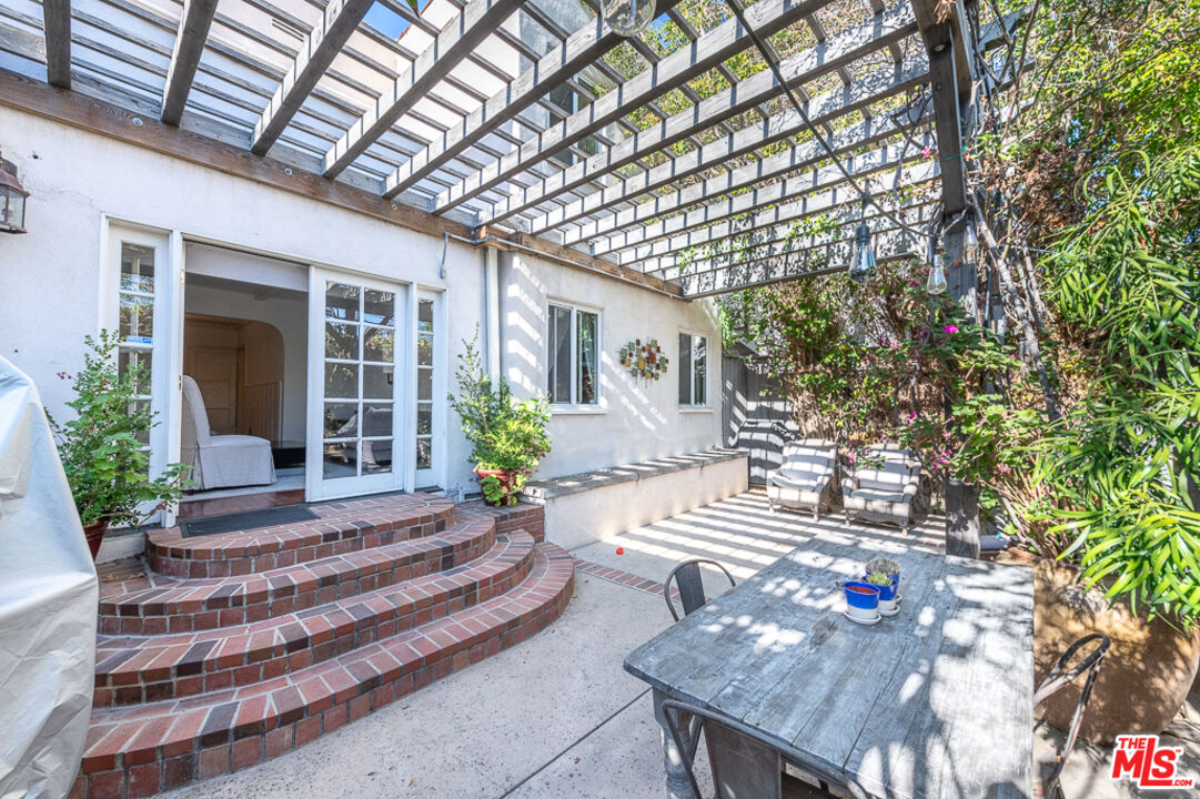 340 S Reeves Dr