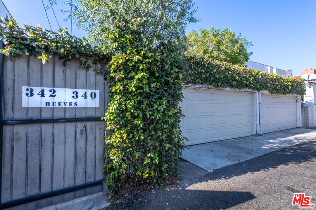 340 S Reeves Dr