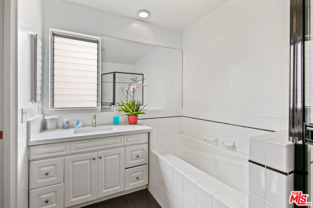 1539 N Laurel Avenue Unit: 301