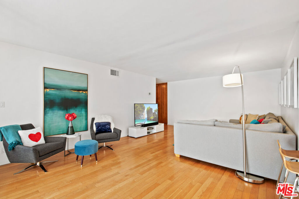 1539 N Laurel Avenue Unit: 301