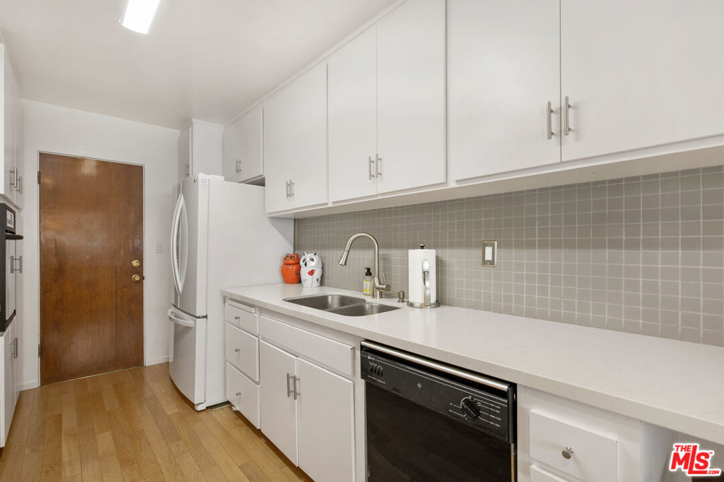 1539 N Laurel Avenue Unit: 301