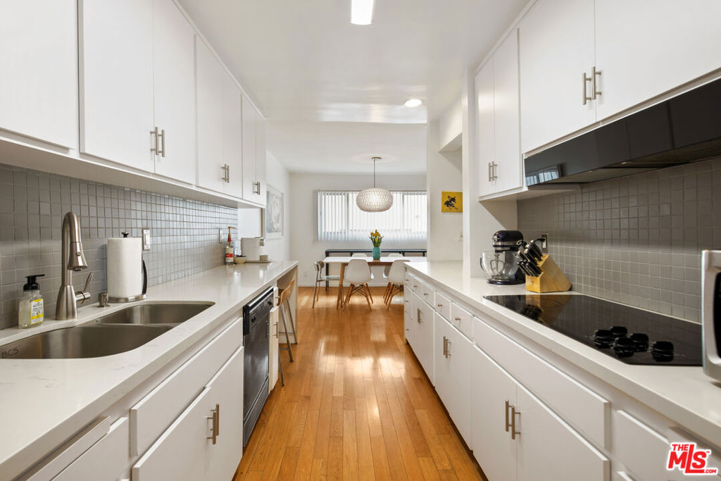 1539 N Laurel Avenue Unit: 301
