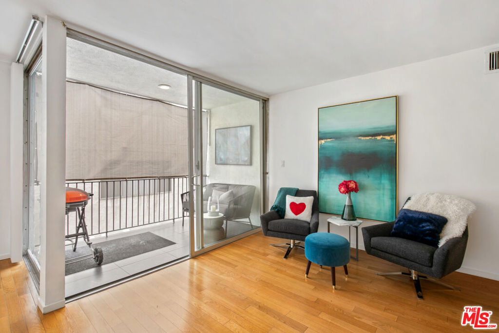 1539 N Laurel Avenue Unit: 301