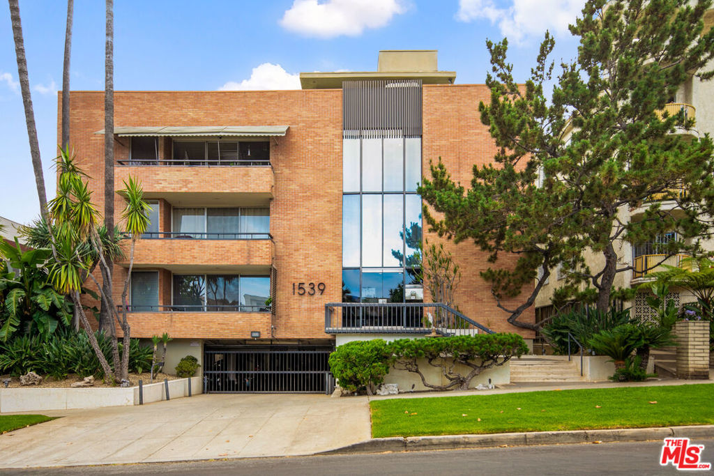1539 N Laurel Avenue Unit: 301