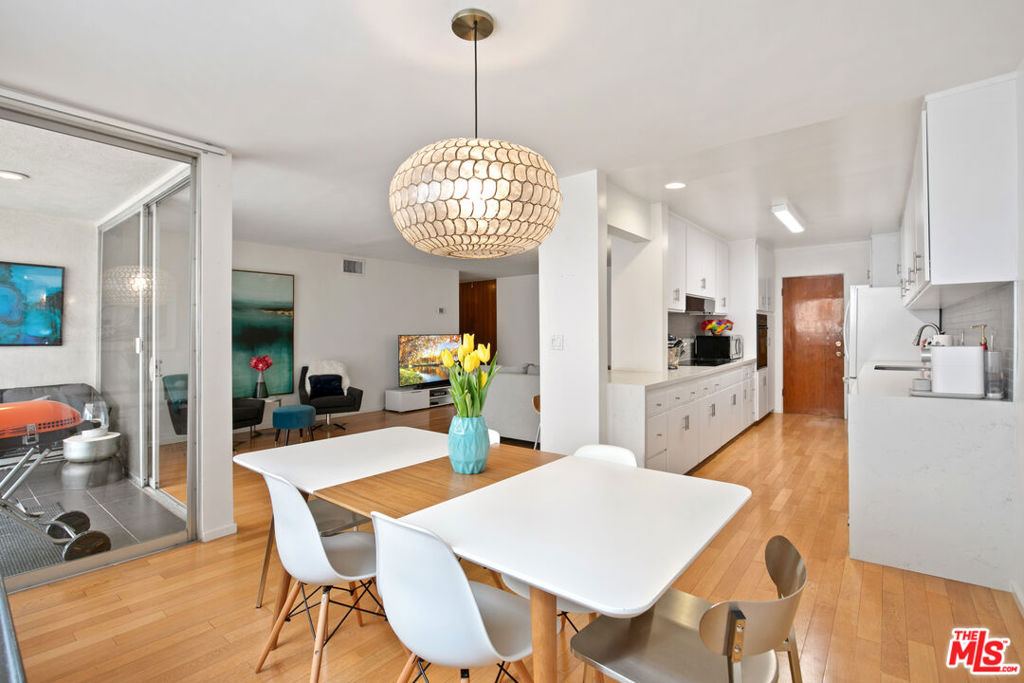 1539 N Laurel Avenue Unit: 301